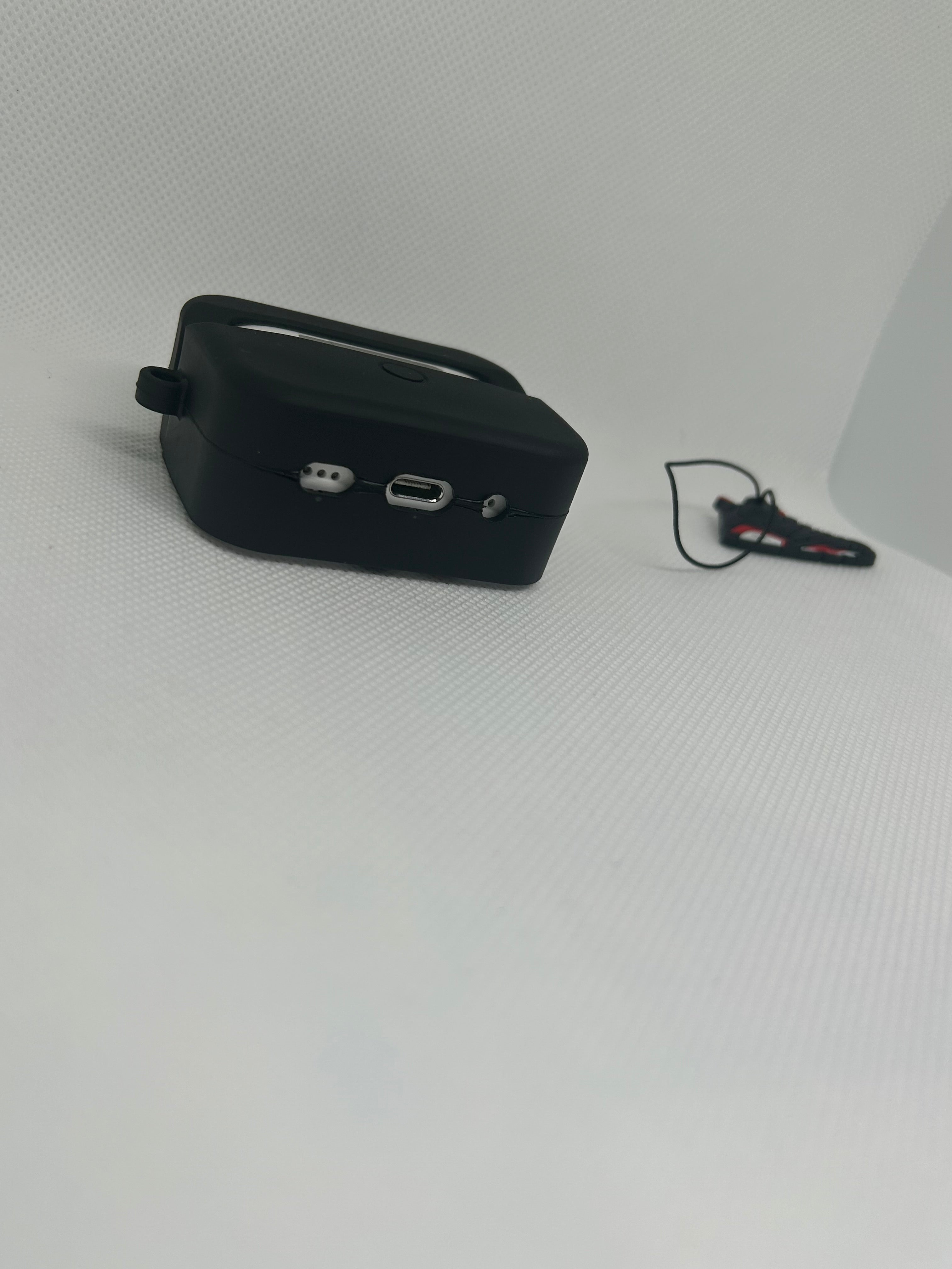 Husă AirPods cu design Air Jordan + breloc sneaker